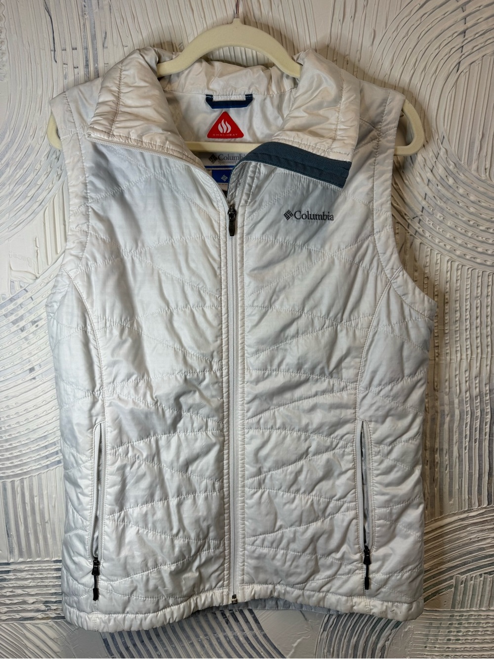 Columbia White Vest with Blue Trim and Red Omni-Heat Patch N0563